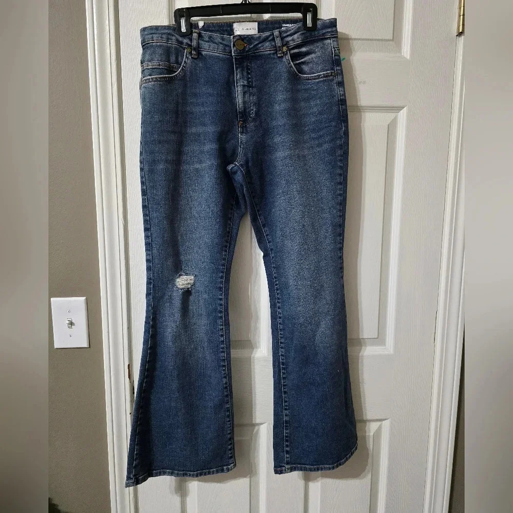 NWT LOLA Bradly-DIS Midrise Flare Jeans, Medium Wash, Destructed, Size 32. - Picture 2 of 13